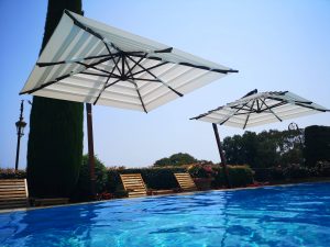 parasol déporté iroko villa terrasse de piscine