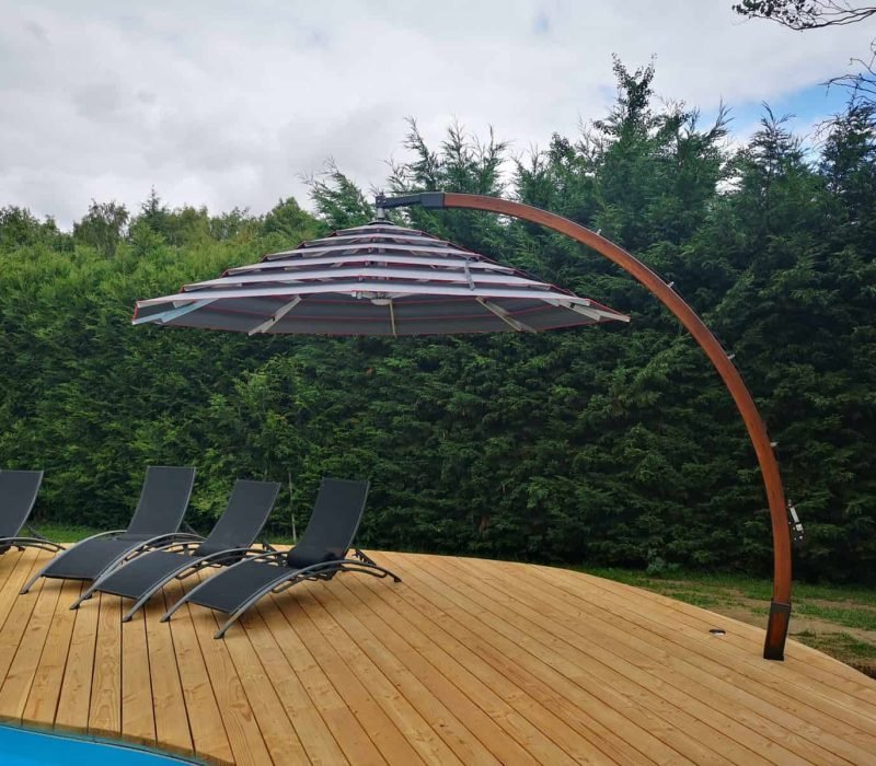 parasol déporté en bois terrasse de piscine arcobaleno