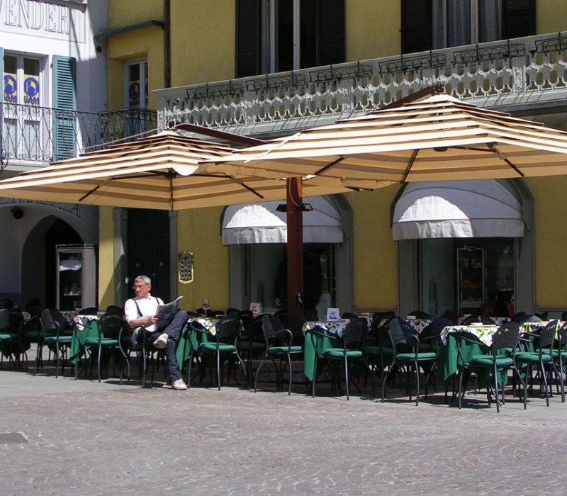 Terrasse de brasserie avec parasol Giglio central