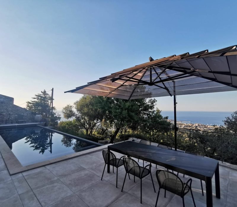 Parasol LUSSO contre le vent terrasse Corse