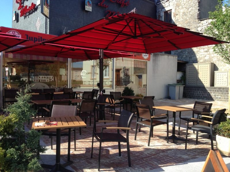 Parasol lusso rouge terrasse de café