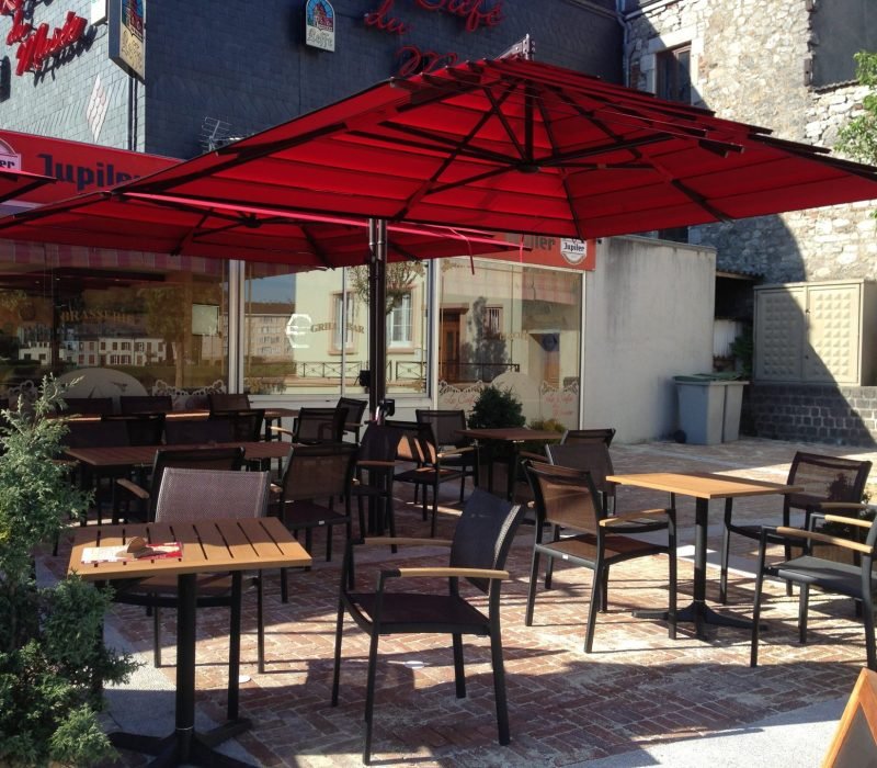 Parasol lusso rouge terrasse de café