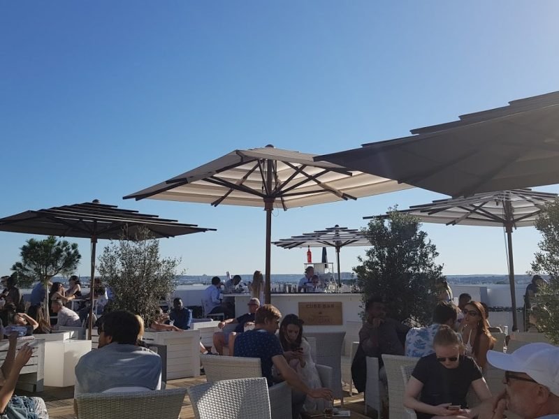 Parasol Poker Toit terrasse Galerie Lafayette PARIS Baleines marron