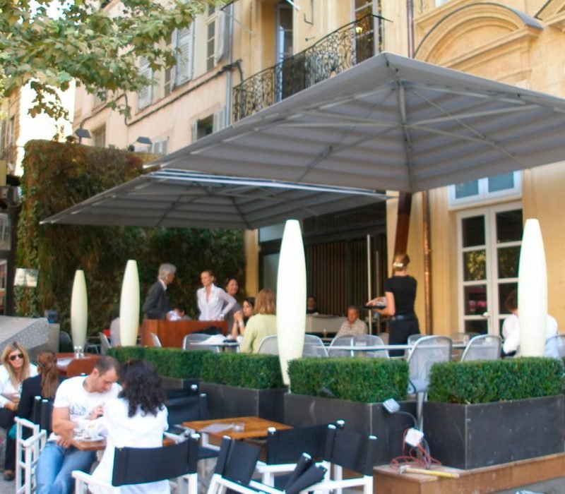 Double parasol Giglio excentré terrasse de restaurant