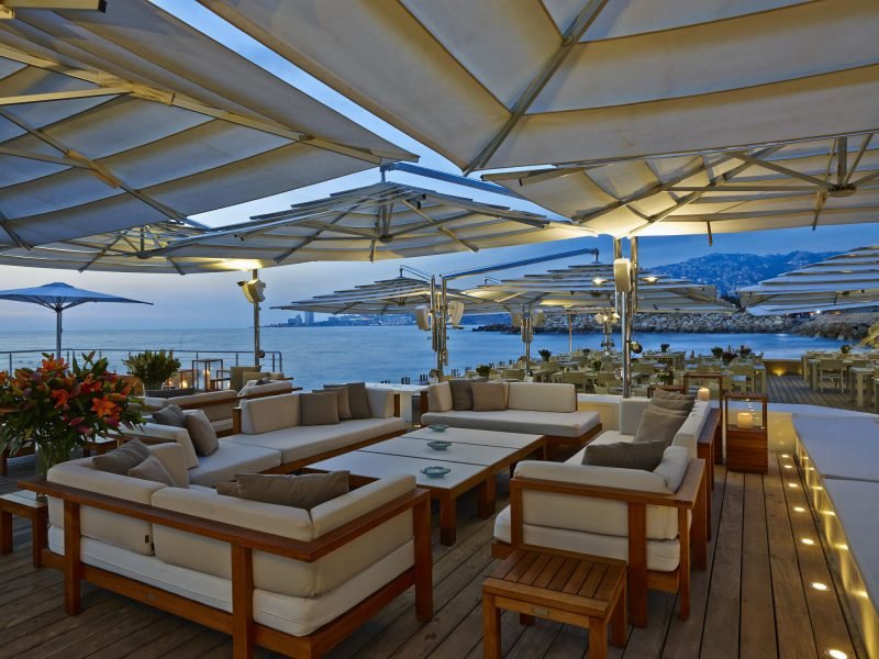 parasol double giglio evolution en inox terrasse de restaurant mer