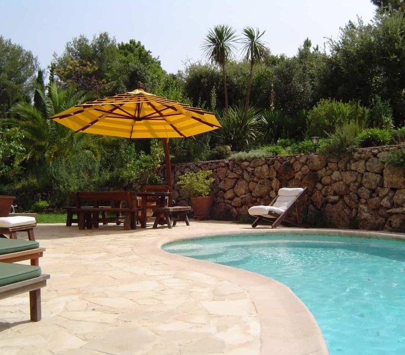 parasol excentré arcobaleno jaune au bord de la piscine