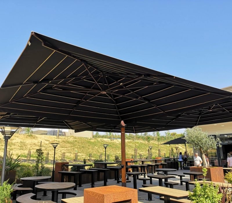 Grand parasol géant quadrifoglio pour très grande terrasse de restaurant